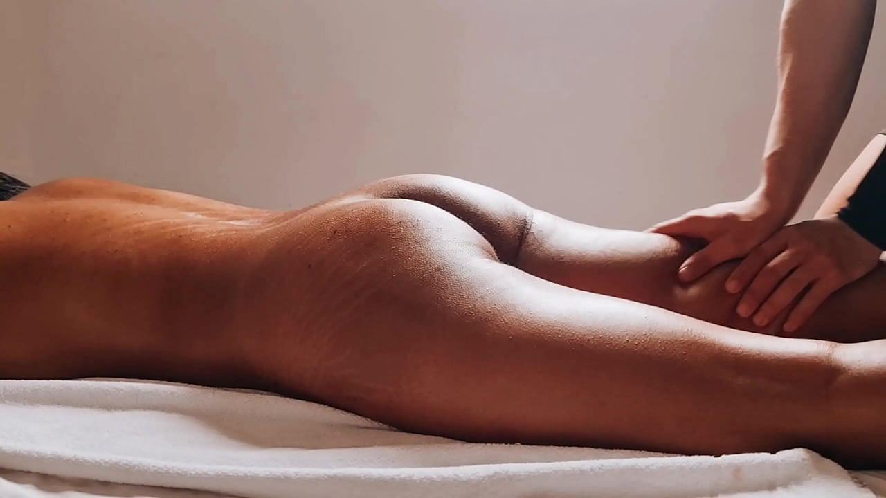 Deitada recebendo massagem come&ccedil;ou a alisar meu pau e logo depois acabou engolindo ele