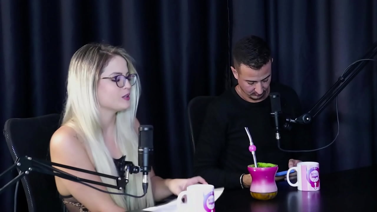 O marido a apoiou, come&ccedil;ou com dp anal, j&aacute; trabalhou com v&aacute;rias produtoras e quando pediram um fetiches doido... - Mary Red Queen (SHEER/RED)