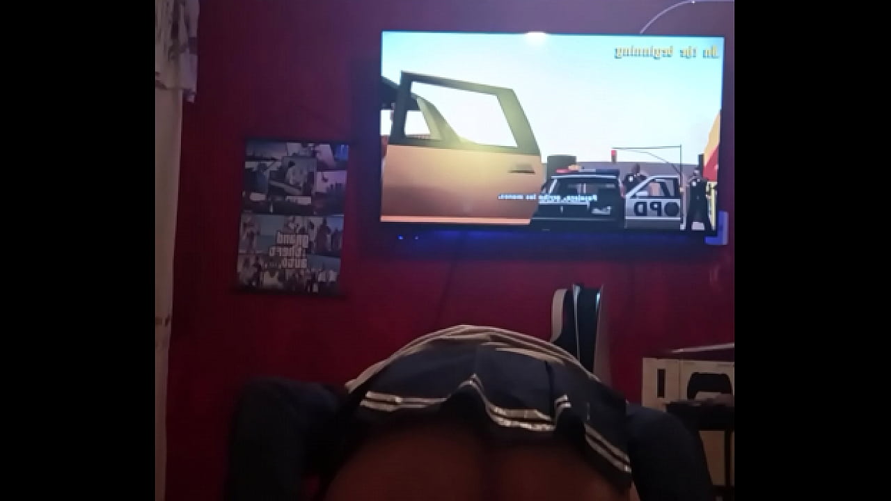 Chico disfruta de su dildo rosado vestido de lencer&iacute;a