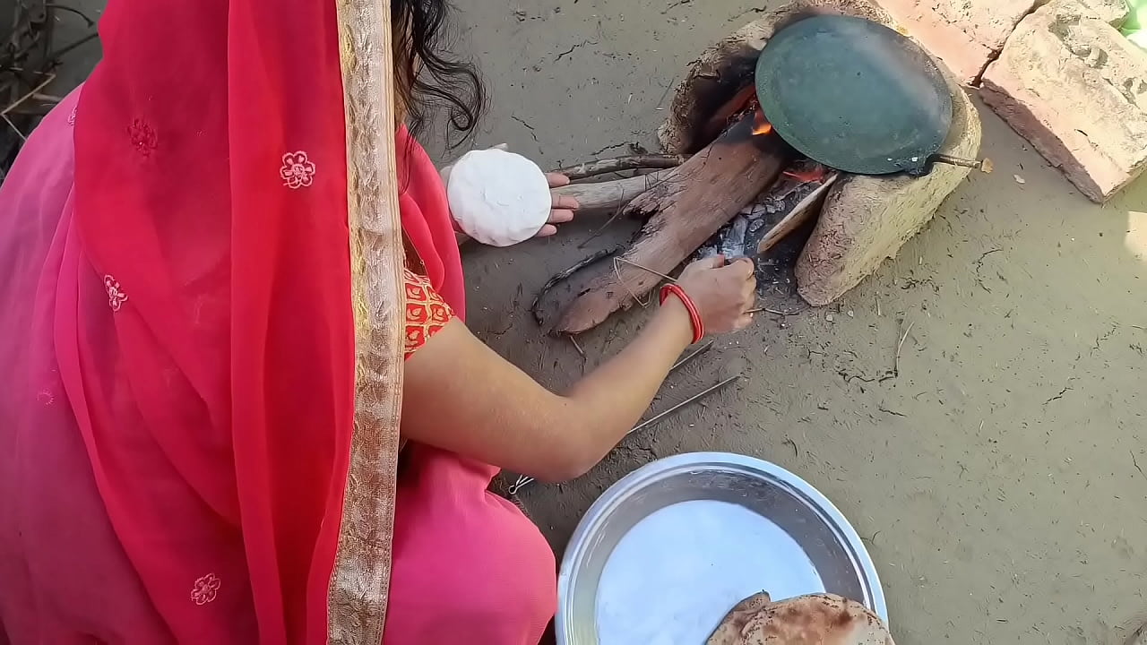 रसोई में रोटी बना रही थी देवर ने रोटी मांगी तो चूत दे दी गांव वाली भाभी