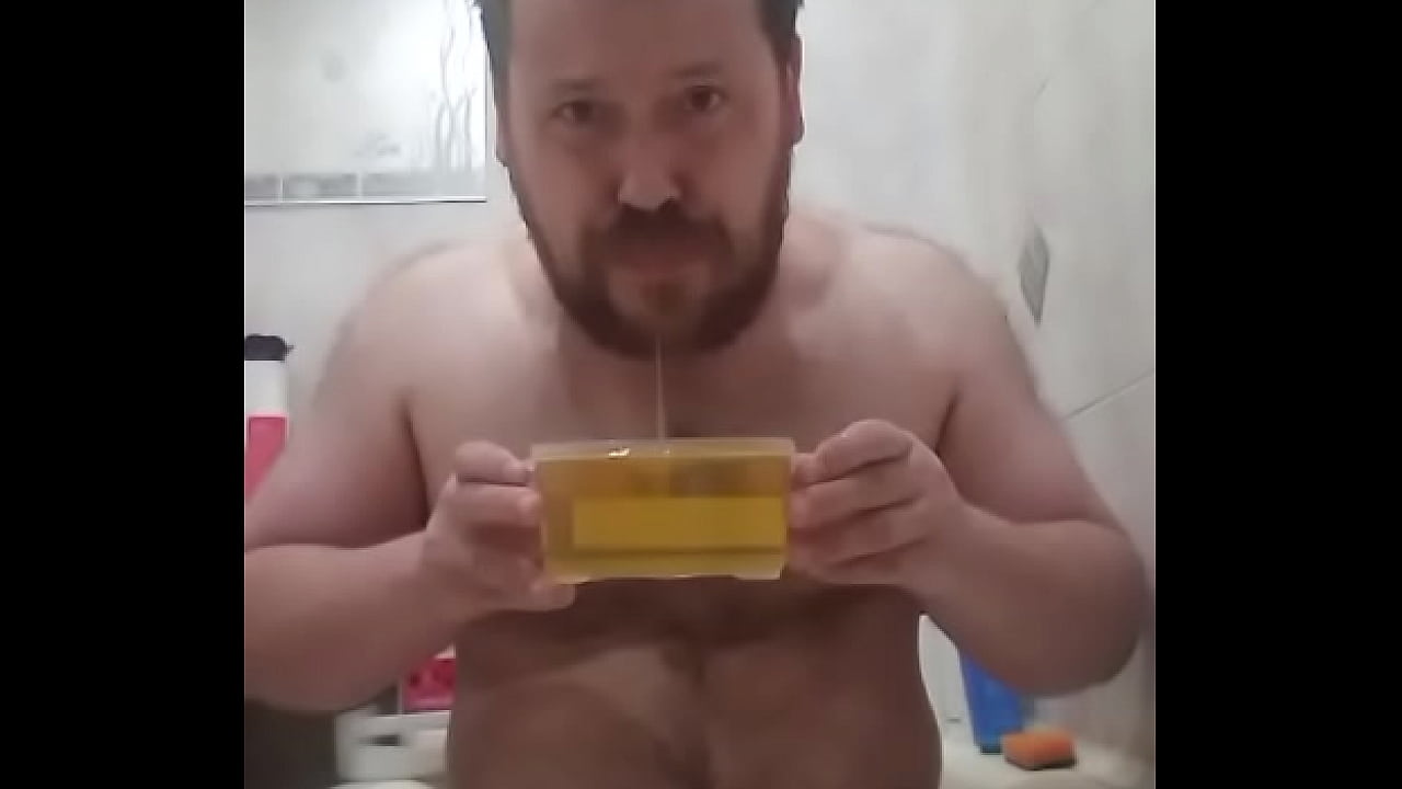 Я пью свежую мочу и выплевываю её на своё тело!