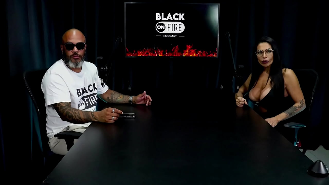 Safada faz stripper e mostra os grandes peitos depois de falar a diferen&ccedil;a entre atriz porn&ocirc; e criadora de conte&uacute;do, e que compreende as mal&iacute;cias do ramo - Natzinha Morena (WATCH ON: SHEER/RED)