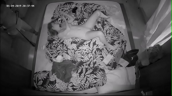 Irm&atilde;o se pegam na cama do papai e da mam&atilde;e