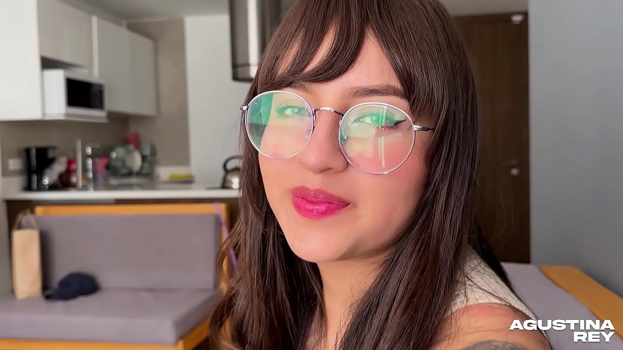 Le follo el co&ntilde;o a mi vecina universitaria y me corro dentro para pre&ntilde;arla