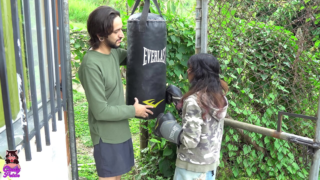 Practicando boxeo golpeo al vecino y no me queda de otra que consentirlo chupandole su gran verga y me dejo follar