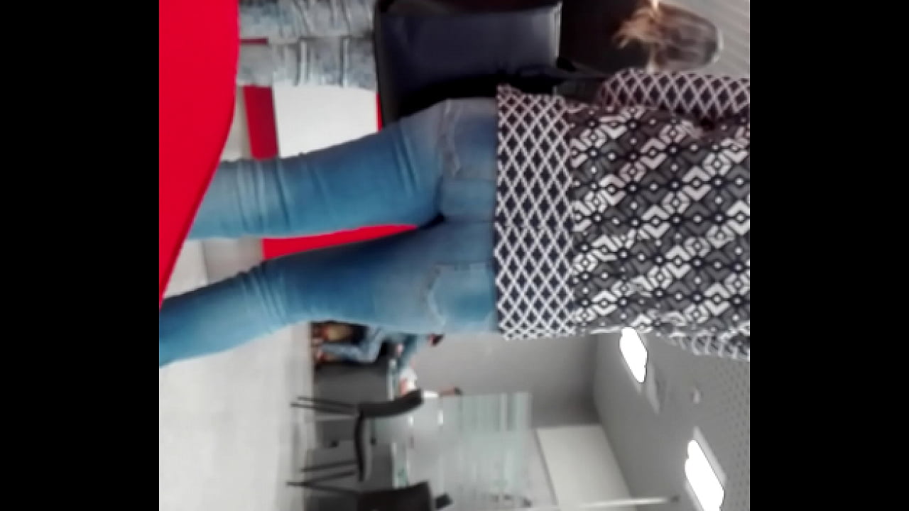 Bom c&uacute; em jeans