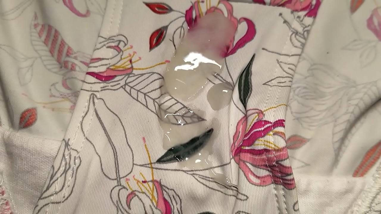 Me corr&iacute; en los panties de flores de mi compa&ntilde;era