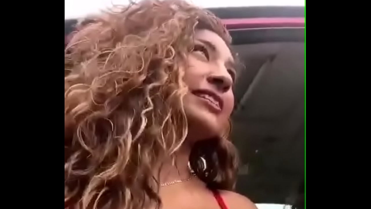 Buscando una polla con mi amiga