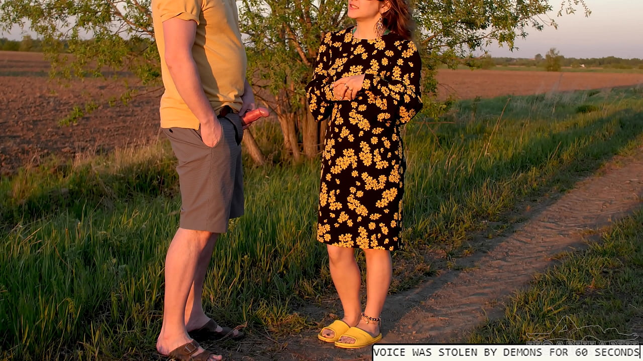 Cute saree bhabhi asked directions from a Desi stranger and was fucked hard in the scarlet sunset!