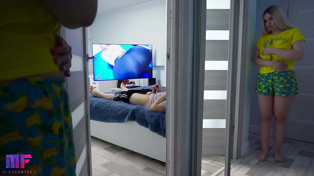 Падчерица шпионит за отчимом часть 2