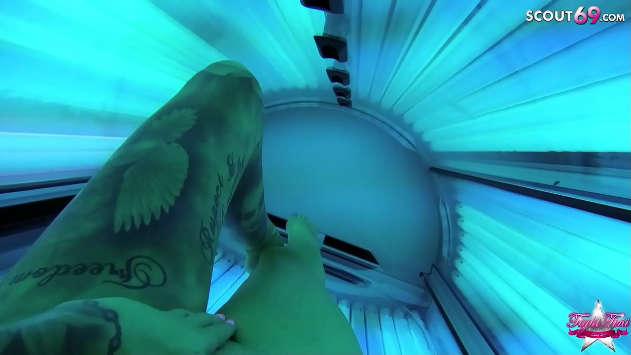 Tight Tini nimmt dich ins Solarium mit und zeigt alles was sie hat