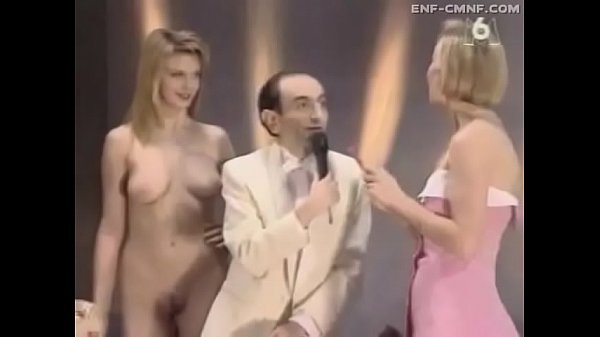 Rubia se desnuda en programa de tv frances