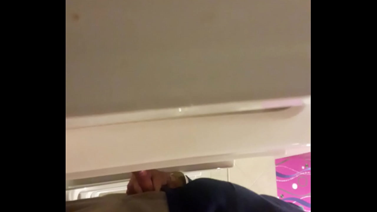 Paja en el ba&ntilde;o del casino