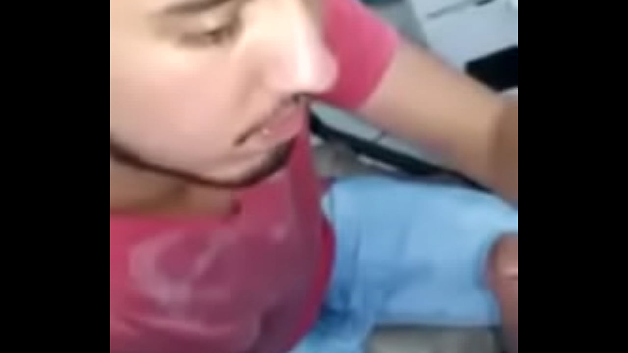 Viadinho mamando neg&atilde;o casado