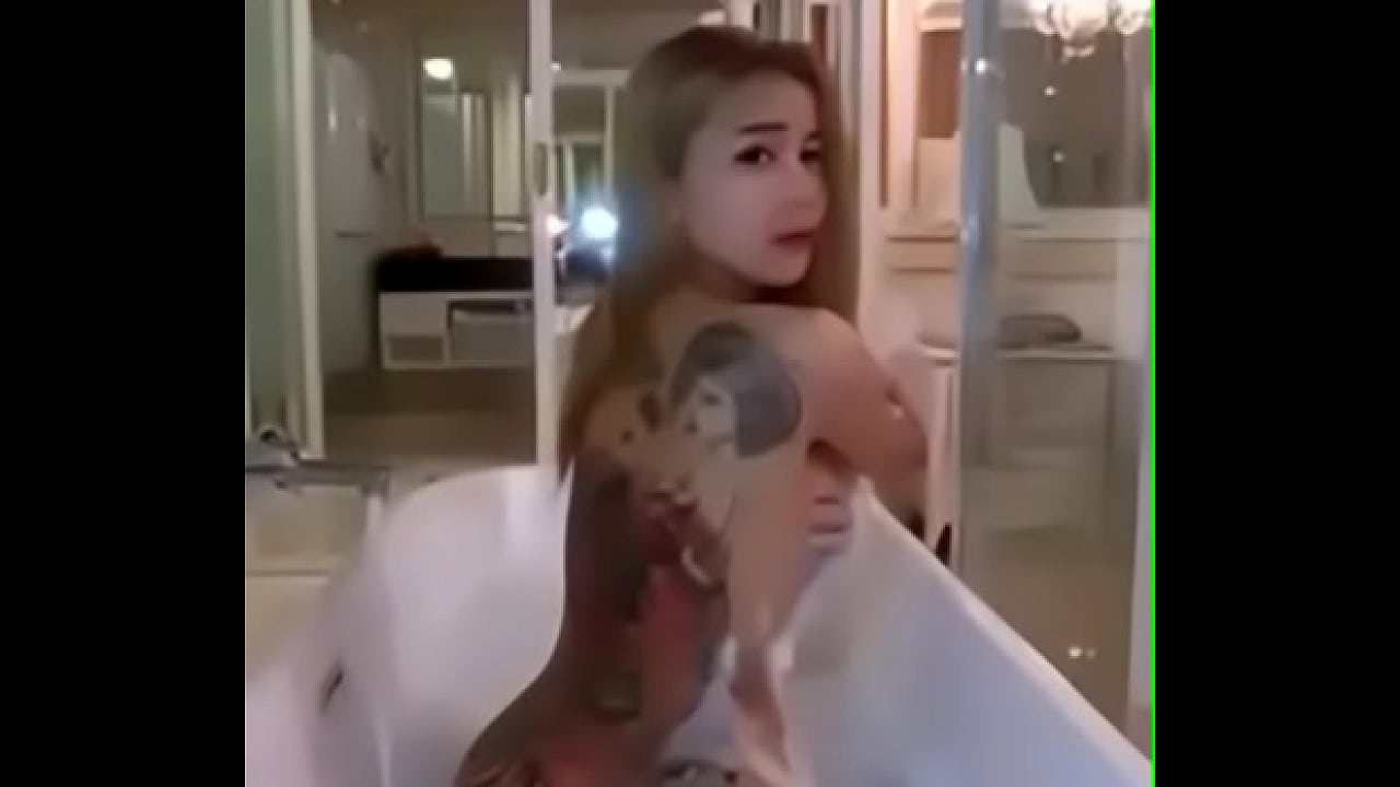 คลิปเด็ดๆ สาวโชว์อาบน้ำ ใครไม่ได้ดูถือว่าพลาดสุด