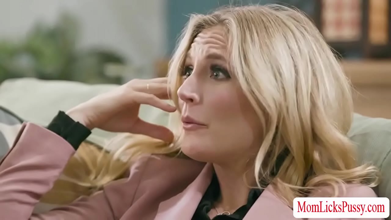 MILF Mona Wales makes stepdaughter Chloe licks her pussy