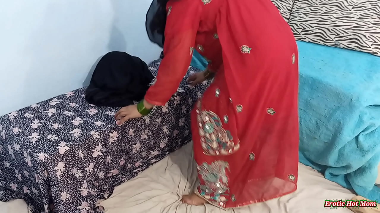 Found muslim StepSister inlaw Indian hot Sa Bhabhi erotic seducing and fingering in front of mirror