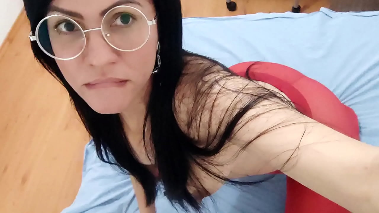 Safada mostra buceta grande