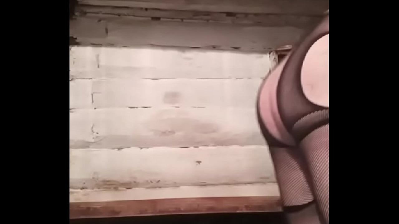 толстозадый русский гей мастурбирует член и пьёт мочу!