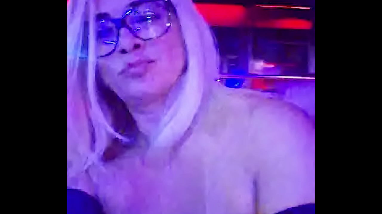 No clube de swing esperando algum macho pra foder.