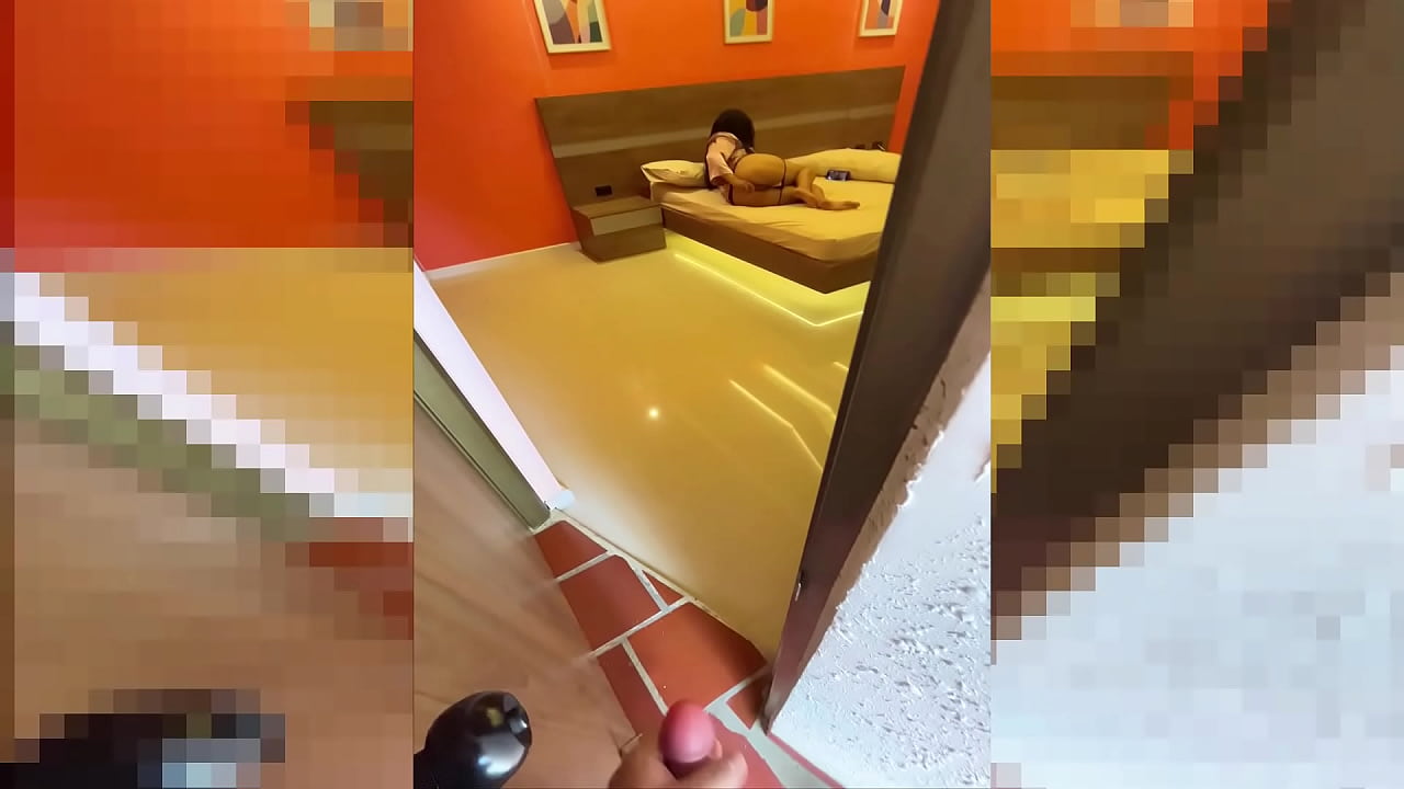 PILLADA MADRASTRA NALGONA FORTANDOSE EL CO&Ntilde;O Y SACUDIENDO EL CULO EN SU HABITACION HASTA EL ORGASMO.
