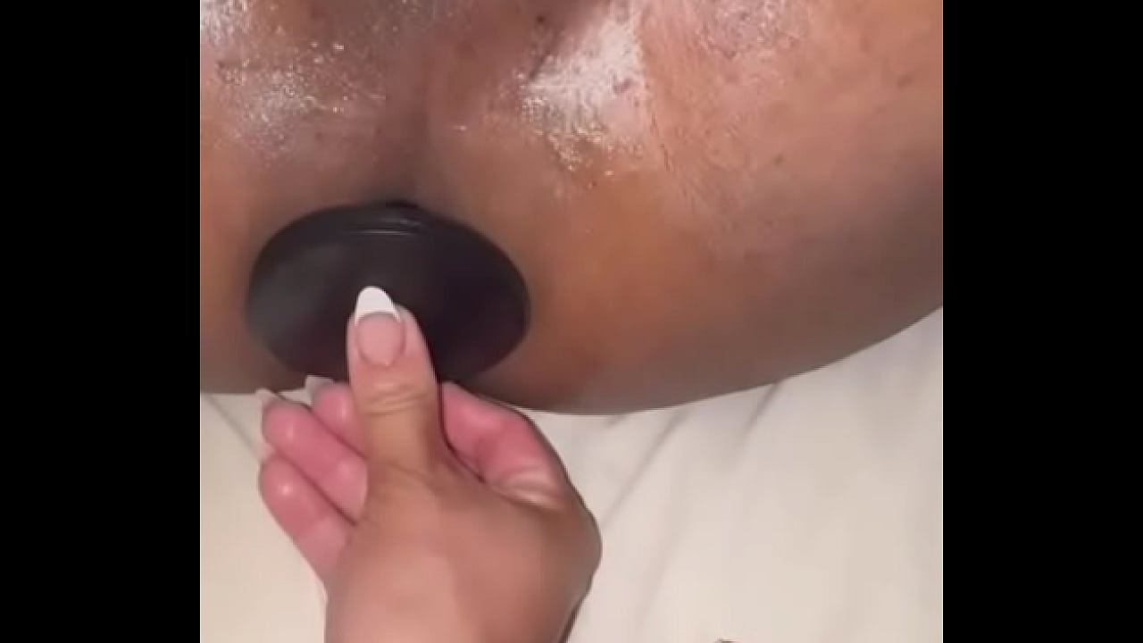 Prazer anal com plug enorme