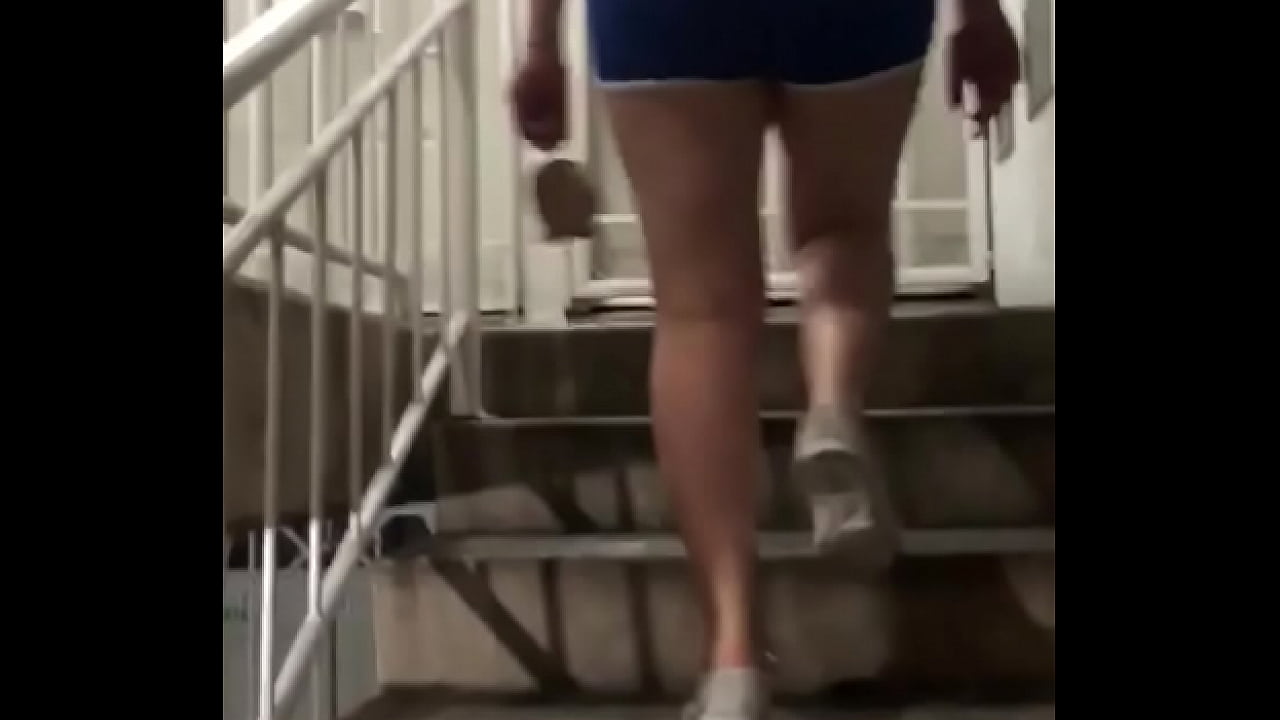 Chica joven ense&ntilde;a pantys