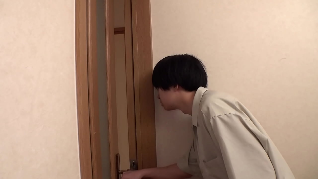 再婚した夫との結婚生活に不満はないが刺激もない日常。「旦那は私のことより、仕事とタバコ&hellip;」淋しい気持ちが頂点に達したある日、激しめの自慰をしてしまう真子。