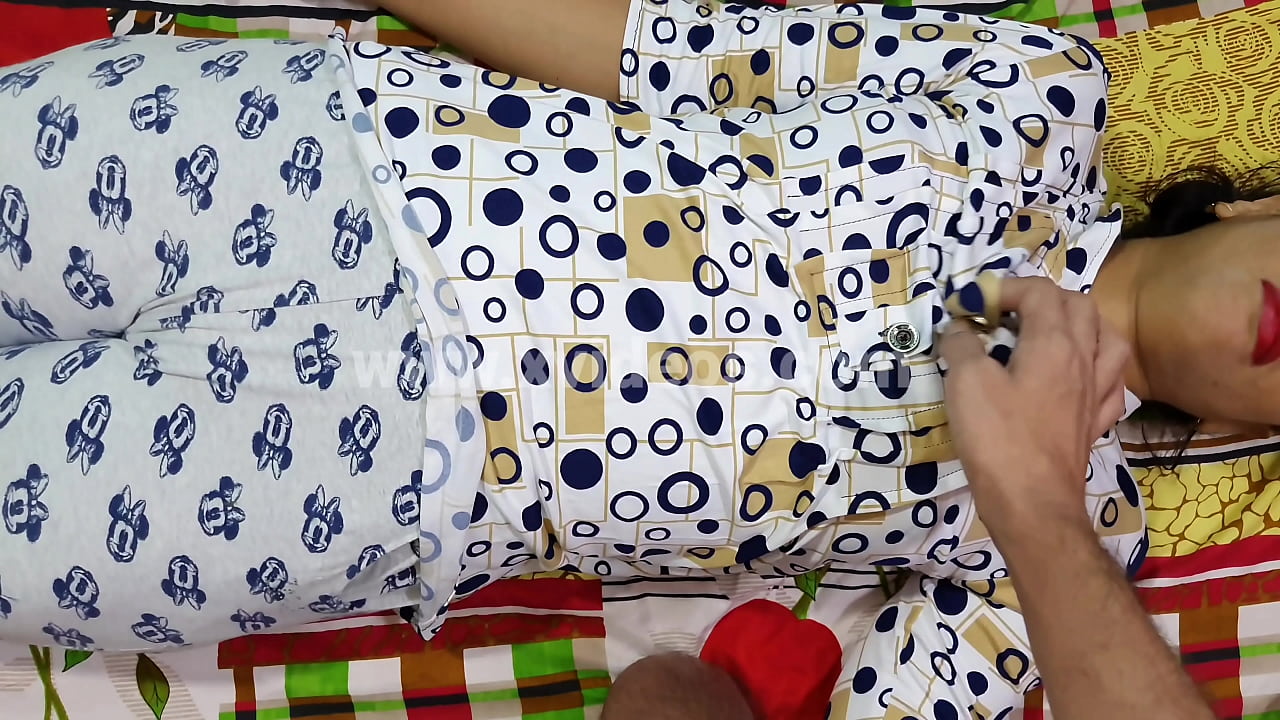 Gav se ahi hu hi ladaki ko bahar lekar uske boss ne chod diya