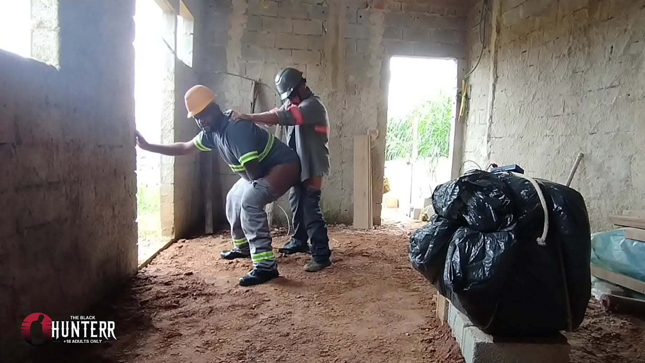 Eletricista fala que gosta de comer um cu s&oacute; pra meter no ajudante