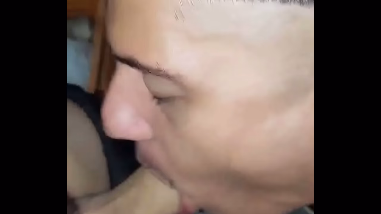 Fui na praia com o novinho do sacalao e ele falou que hoje n&atilde;o ia rolar nada, quando chegamos no trabalho ele n&atilde;o resistiu e botou a pica pra fora