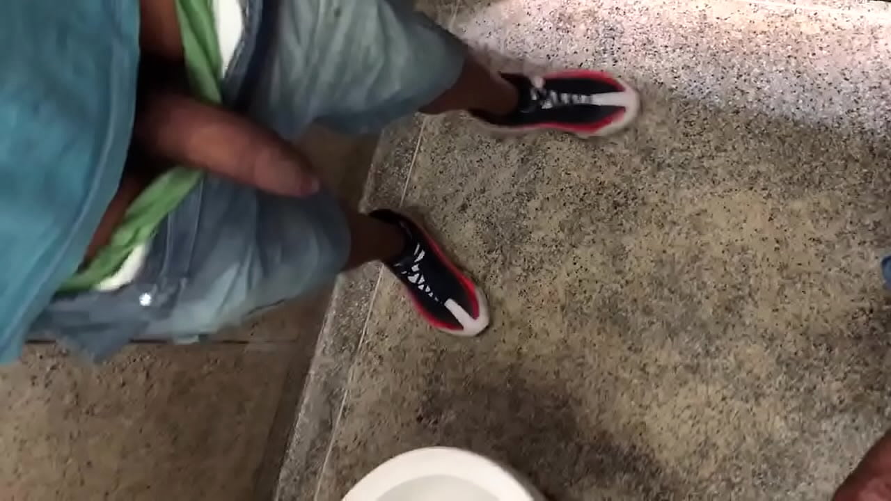 Batendo uma no banheiro da pra&ccedil;a