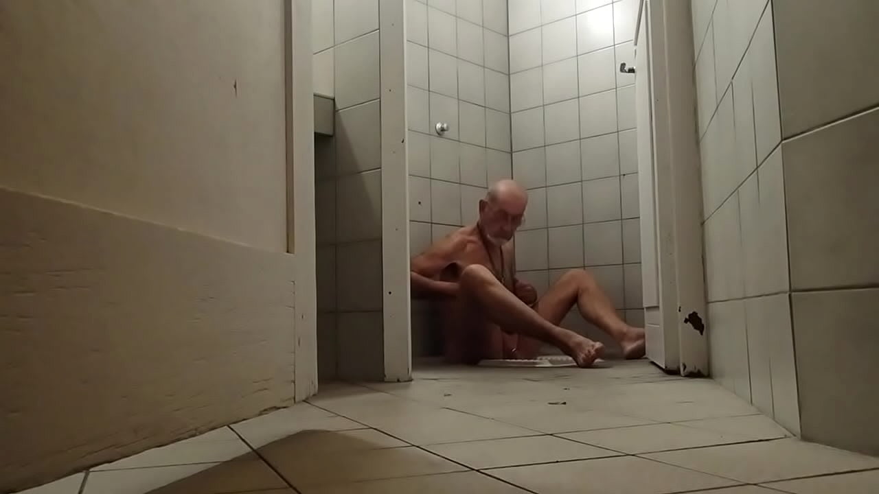 a poil dans les toilettes