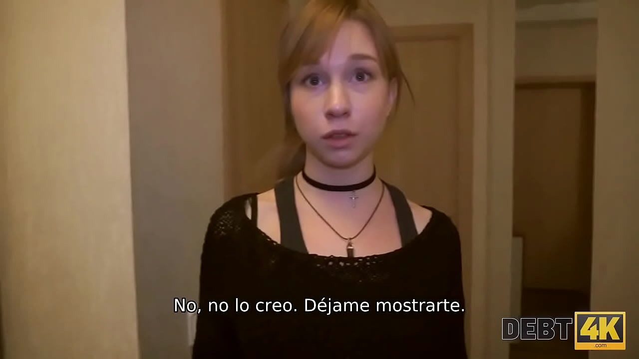 DEBT4k. Chica guapa con una gargantilla satisface la erecci&oacute;n del cobrador de deudas