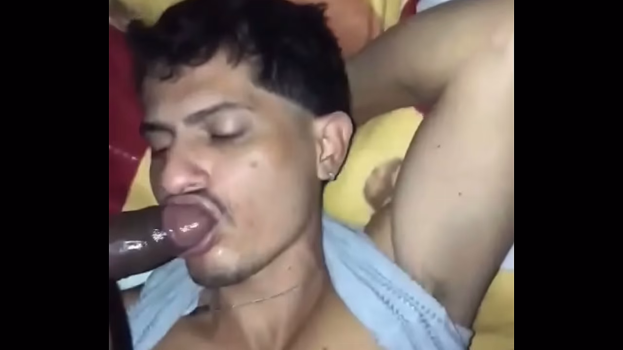 Vi um megao pauzudo mijando na linha do trem e ele ficou balan&ccedil;ando o pau duro pra mim, mamei gostoso