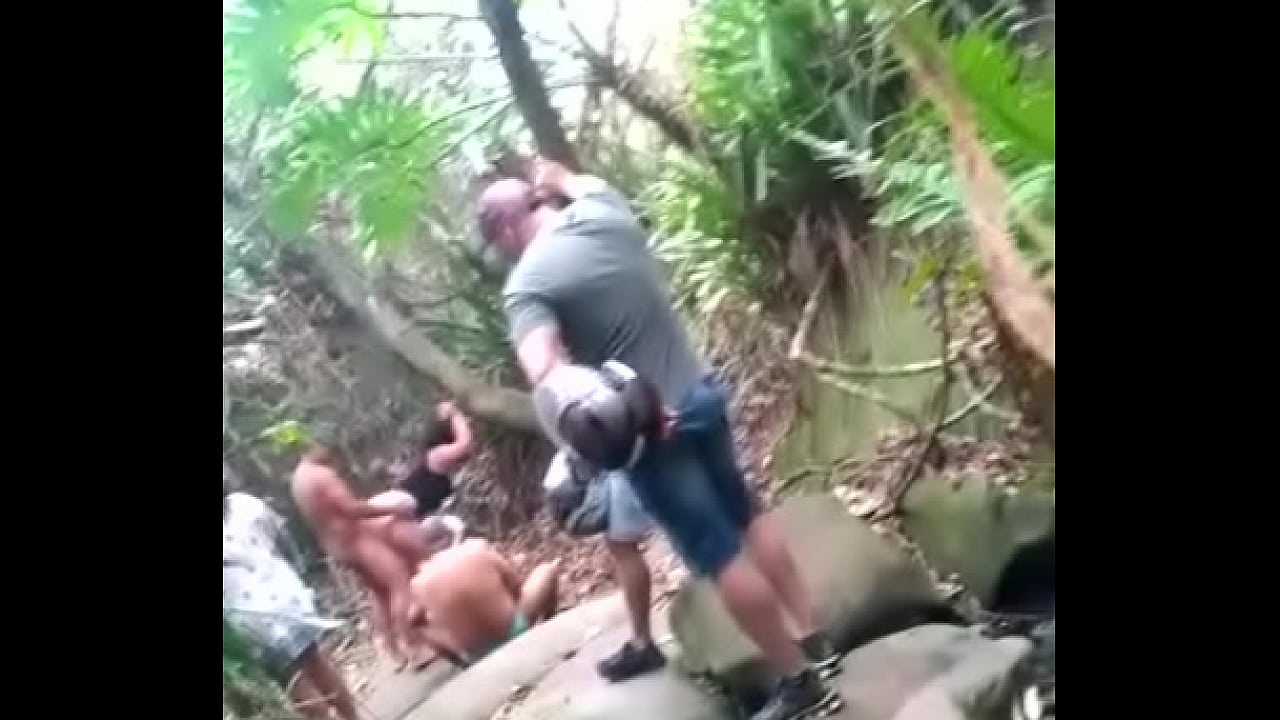 Esposa, deixa o Marido, comprando cerveja e vai dar proa amigos.na praia flagra (Real)