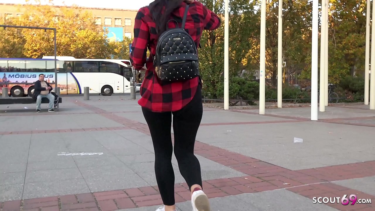 GERMAN SCOUT - ECHTES SPONTANES PORNO CASTING F&Uuml;R TASCHENGELD BEI DER VENUS 2019