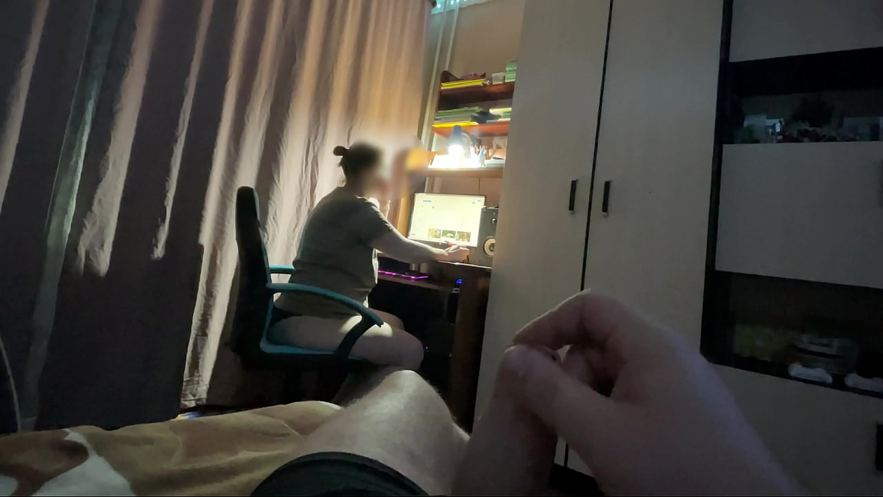 Скрытно мастурбирую на сводную сестру