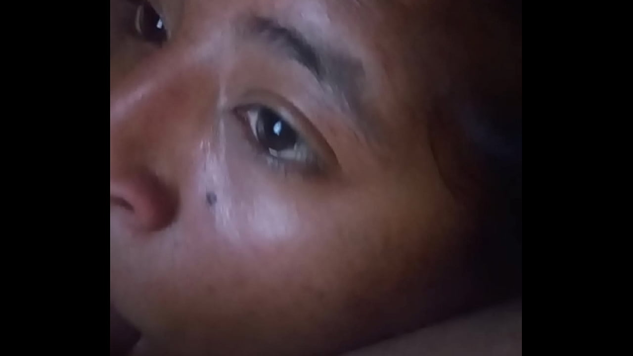 ella se akuesta boca abajo para chuparme la pija