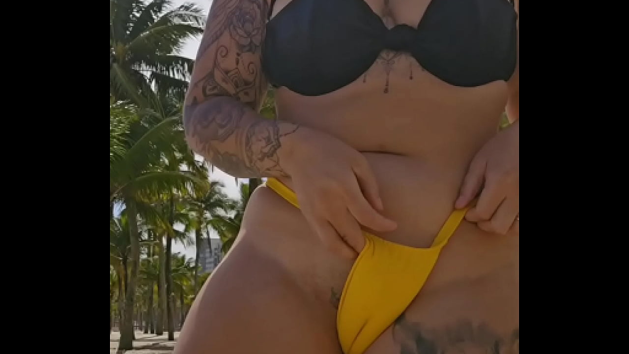 Mesmo sabendo que eu sou casada o cara pediu pra mim puxar a calcinha de ladinho, mostrou foto do pau e depois me levou pro Banheiro qu&iacute;mico e me colocou pra chupar