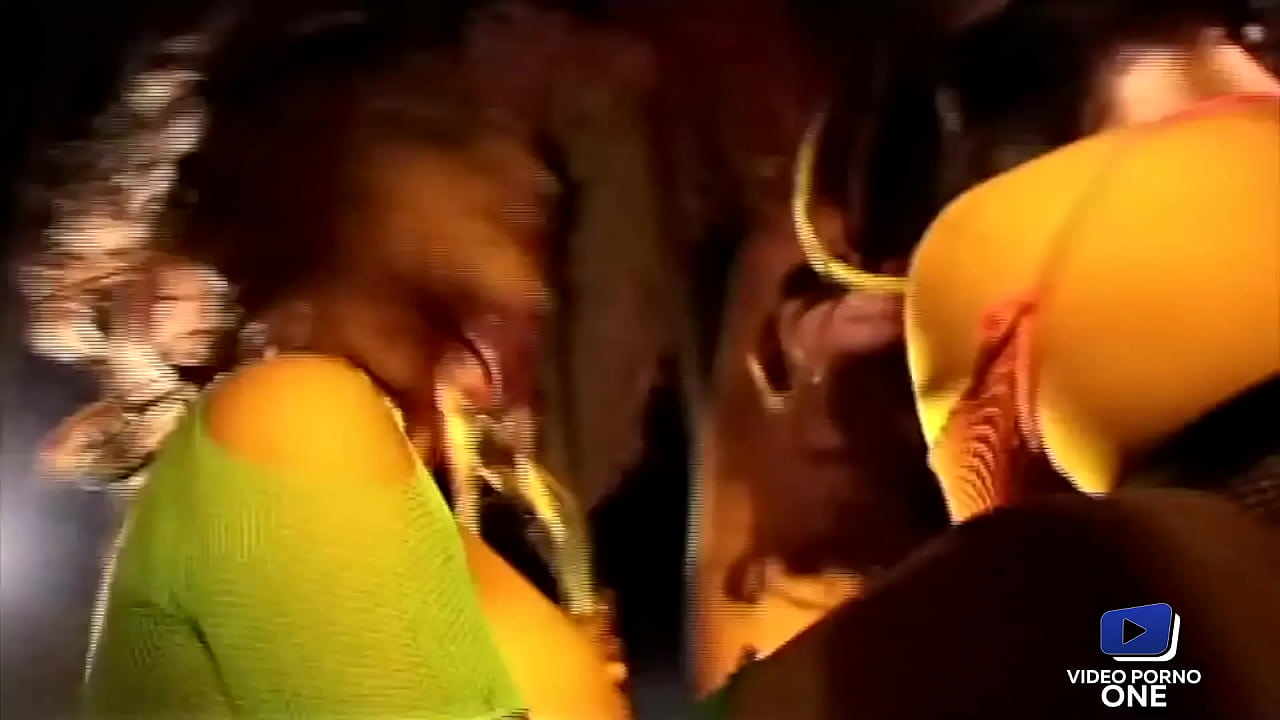 J'adore quand le mec qui me baise est attach&eacute;