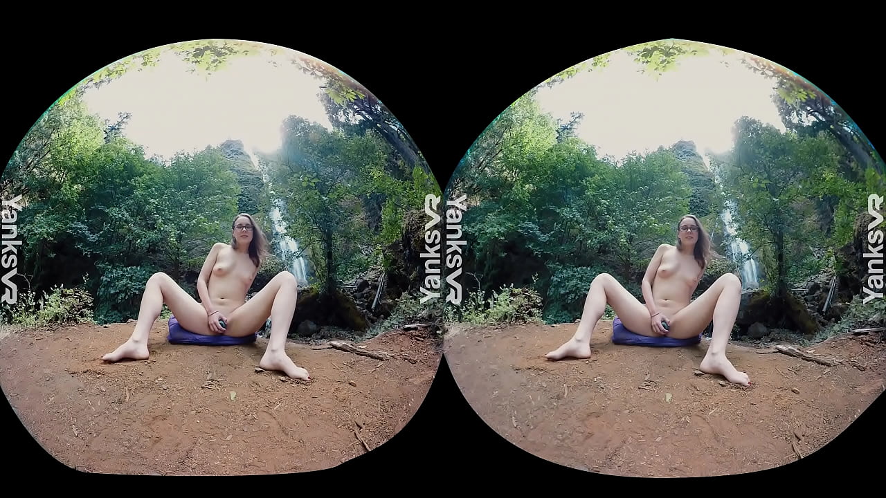 Watch good looking amateur beauty from Yanks Sierra Cirque masturbating her slick quim outdoors in 3D VR video