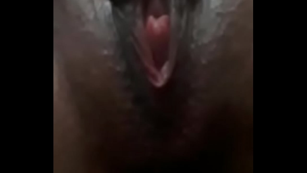 Magrinha metendo dedo at&eacute; gozar