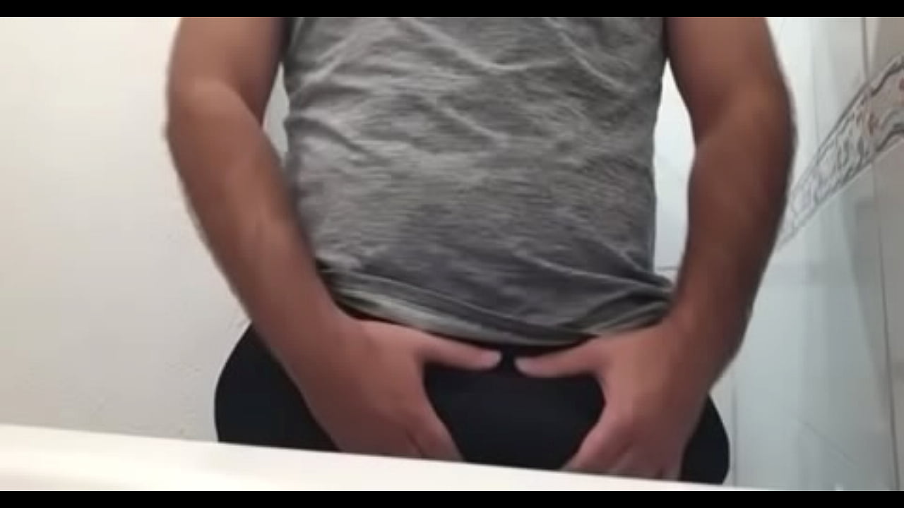 Primo se graba para mostrarme su bulto