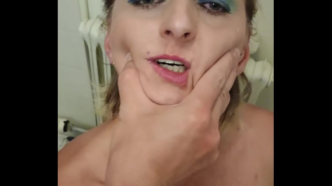 Deutsche Prostituierte MILF Sandra Gesichtsmissbrauch kehlenfick w&uuml;rgen in der Badewanne