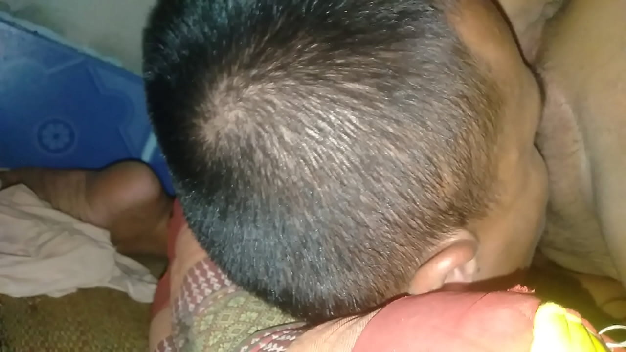 เอาควยให้เธออมแล้วจับแหกหีเลียแตดก่อนเอาควยยัดรูแตดจนน้ำแตกเยอะมาก