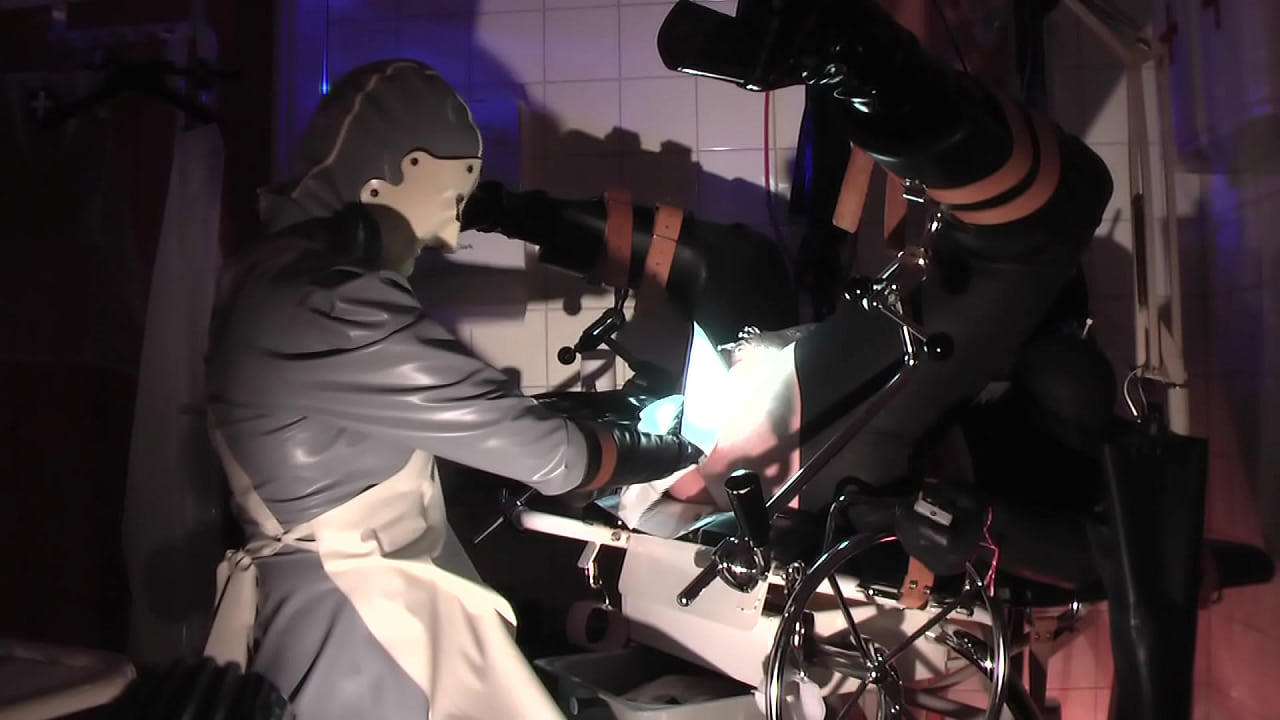 Gummischwester Agnes - graues langes Latex-Schwesternkleid - eine kurze ellenbogentiefe Analfist-Session mit Handjob und finalem Abspritzen