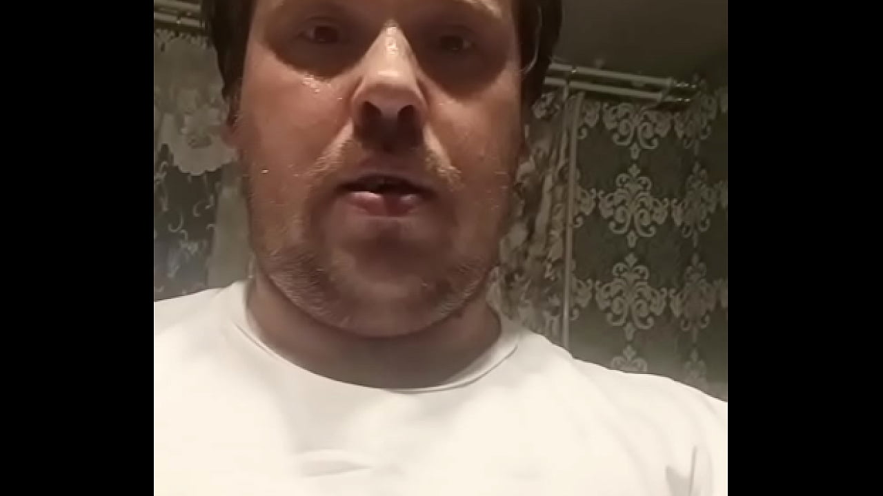 Шлюшка с огромной жирной жопой тренирует свой анал,прыгая на толстом члене!