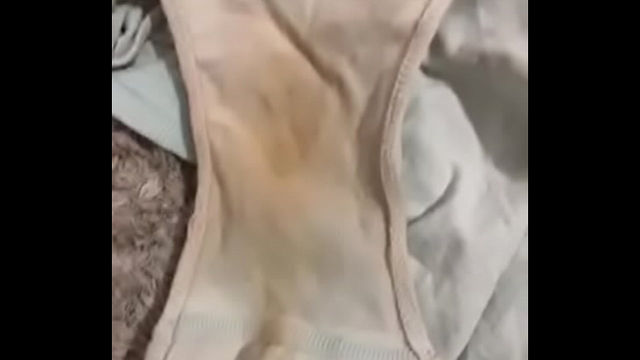 Oliendo las bragas usadas