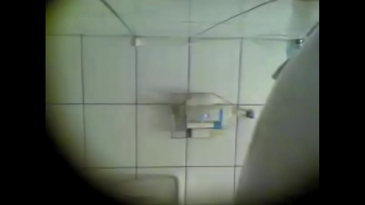 mi cu&ntilde;ada ba&ntilde;andose